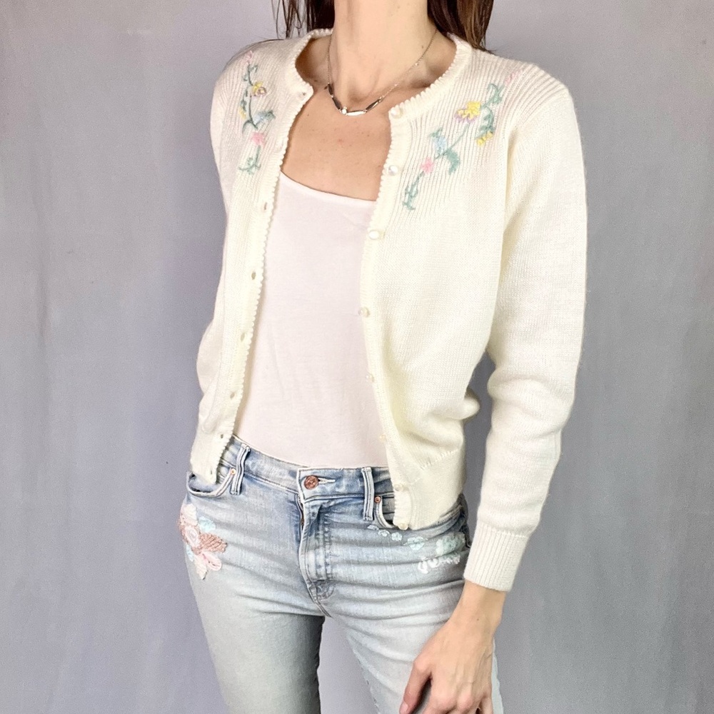 SHAPELY KNITS |💐 ✨VINTAGE!✨Ivory Floral Embroidered Button-Up Cardigan Sweater